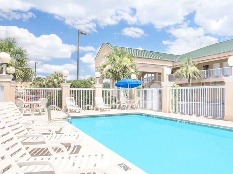 Baymont By Wyndham Crestview Motel Exterior photo