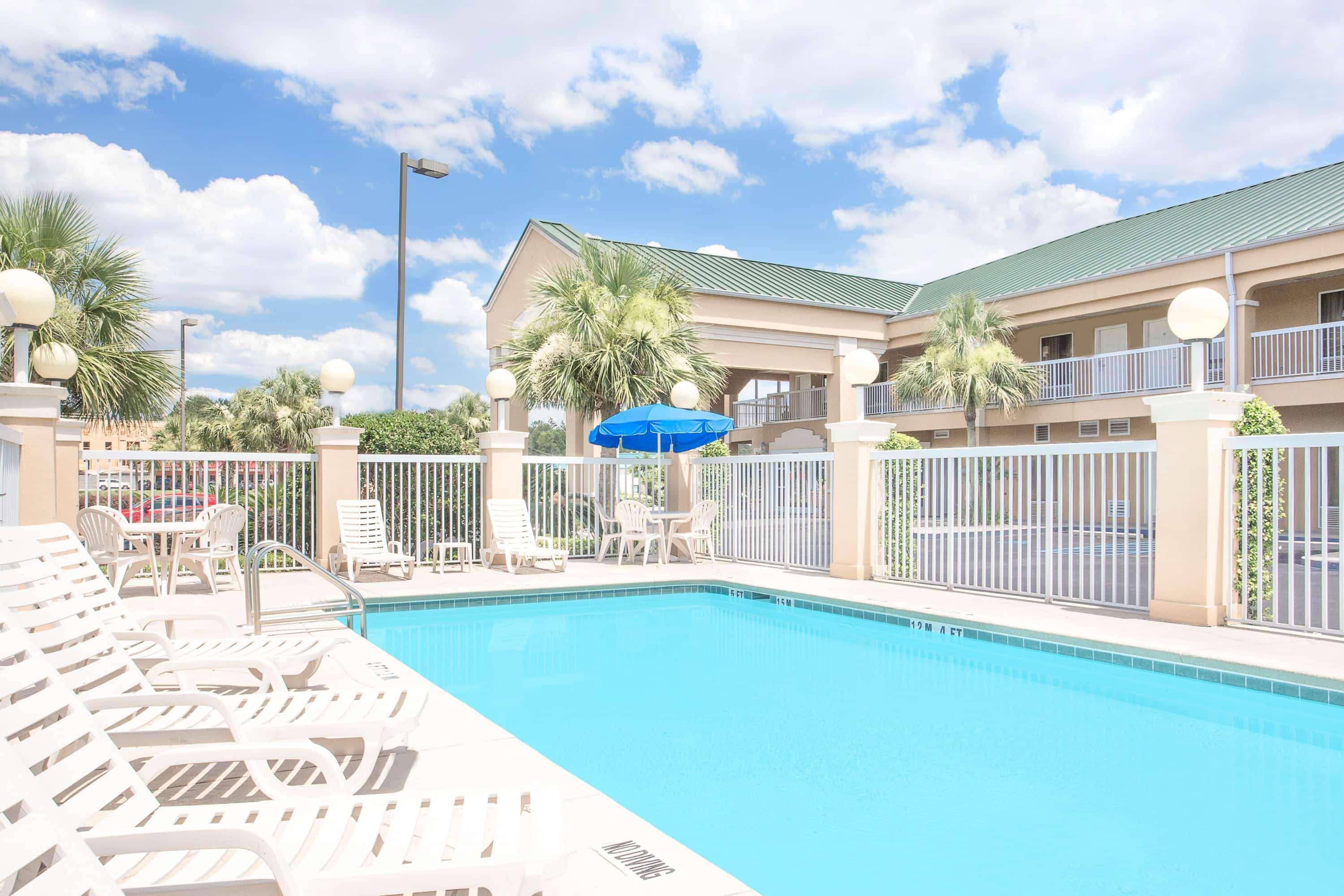 Baymont By Wyndham Crestview Motel Exterior photo