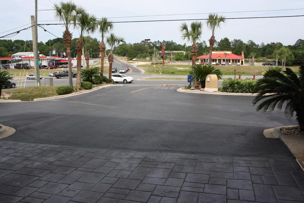 Baymont By Wyndham Crestview Motel Exterior photo